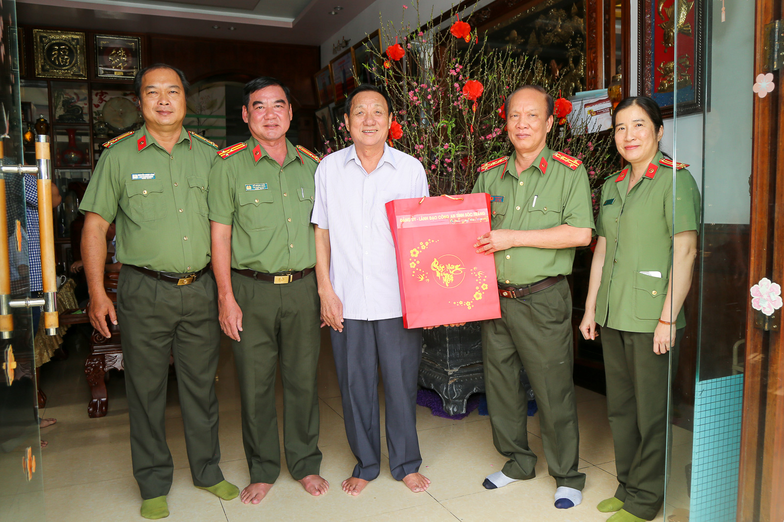 Đại tá Phạm Quốc Việt - Tỉnh ủy viên, Phó Giám đốc phụ trách Công an tỉnh Sóc Trăng thăm, chúc Tết Trung tướng Nguyễn Phúc Thảo. Ảnh: ĐỨC TRUNG