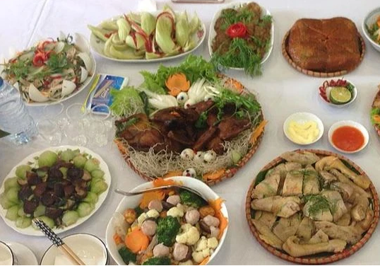 Làm gì để cân đối dinh dưỡng, tránh ngộ độc ngày tết