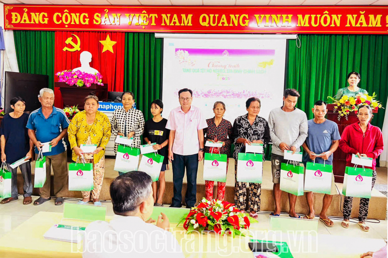 Trao 100 phần quà Tết cho hộ nghèo, hộ cận nghèo, hộ gia đình chính sách