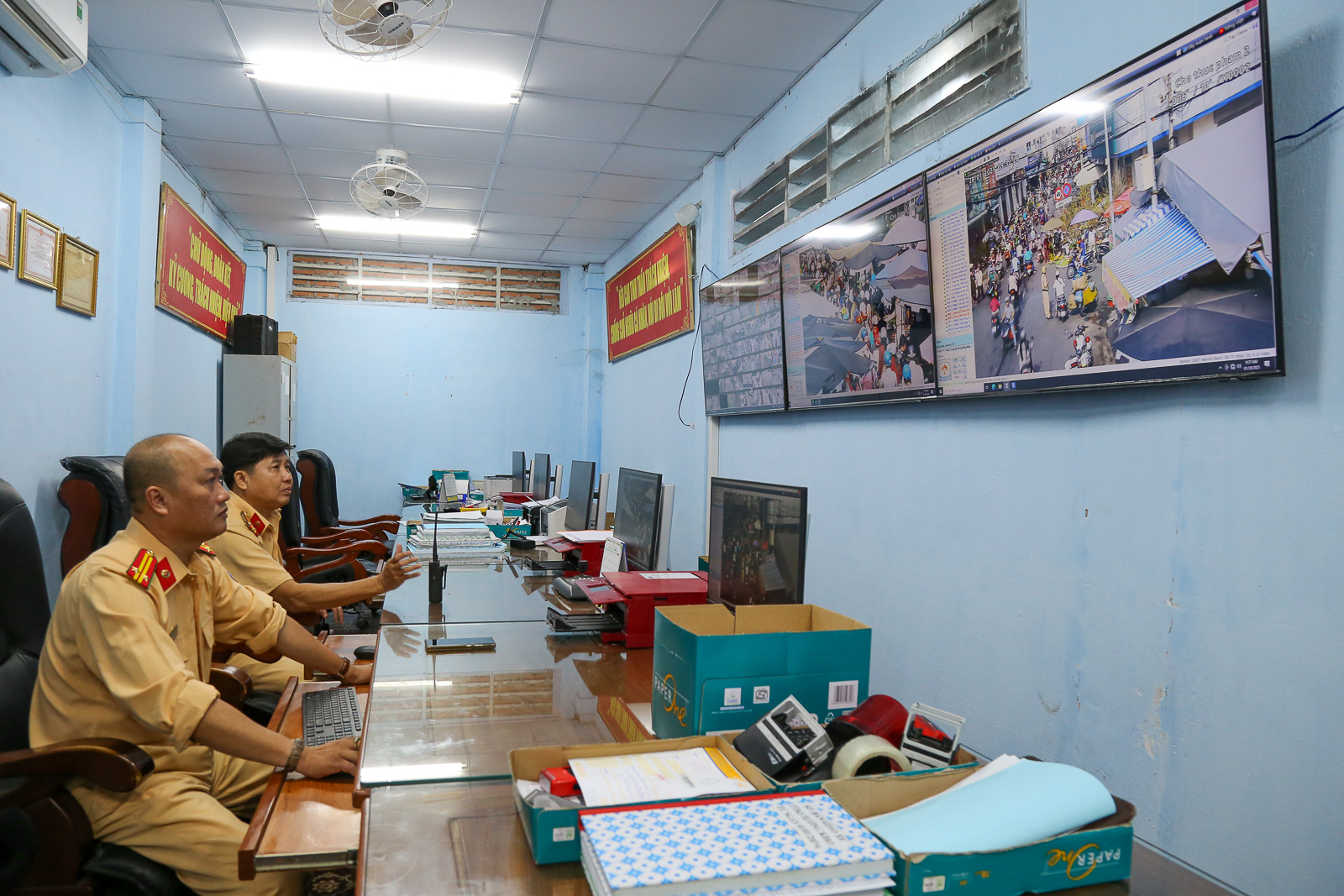 Tổ công tác trực tại trung tâm giám sát camera thành phố Sóc Trăng