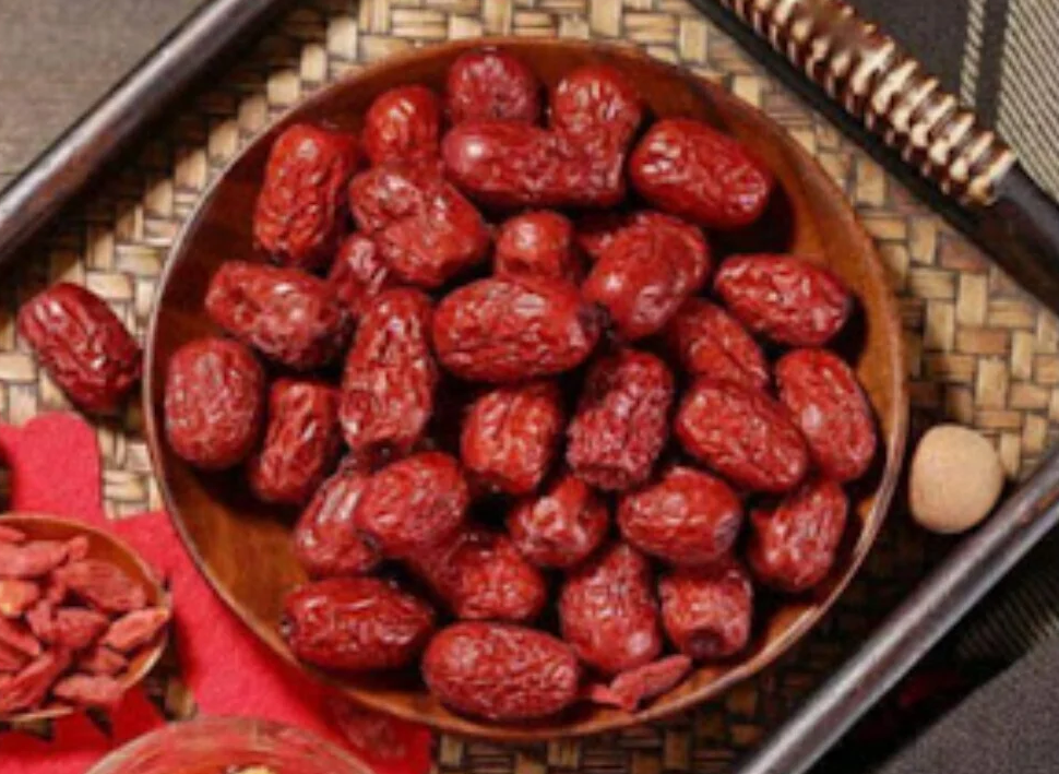 Táo đỏ nấu nước uống có tác dụng gì?