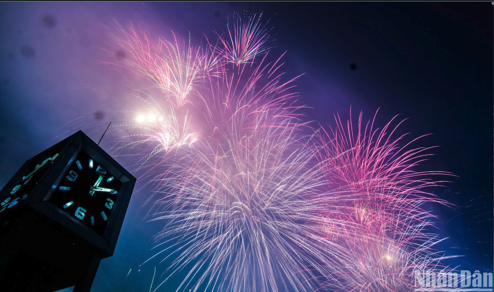 [Ảnh] Pháo hoa rực sáng đón chào năm mới 2025