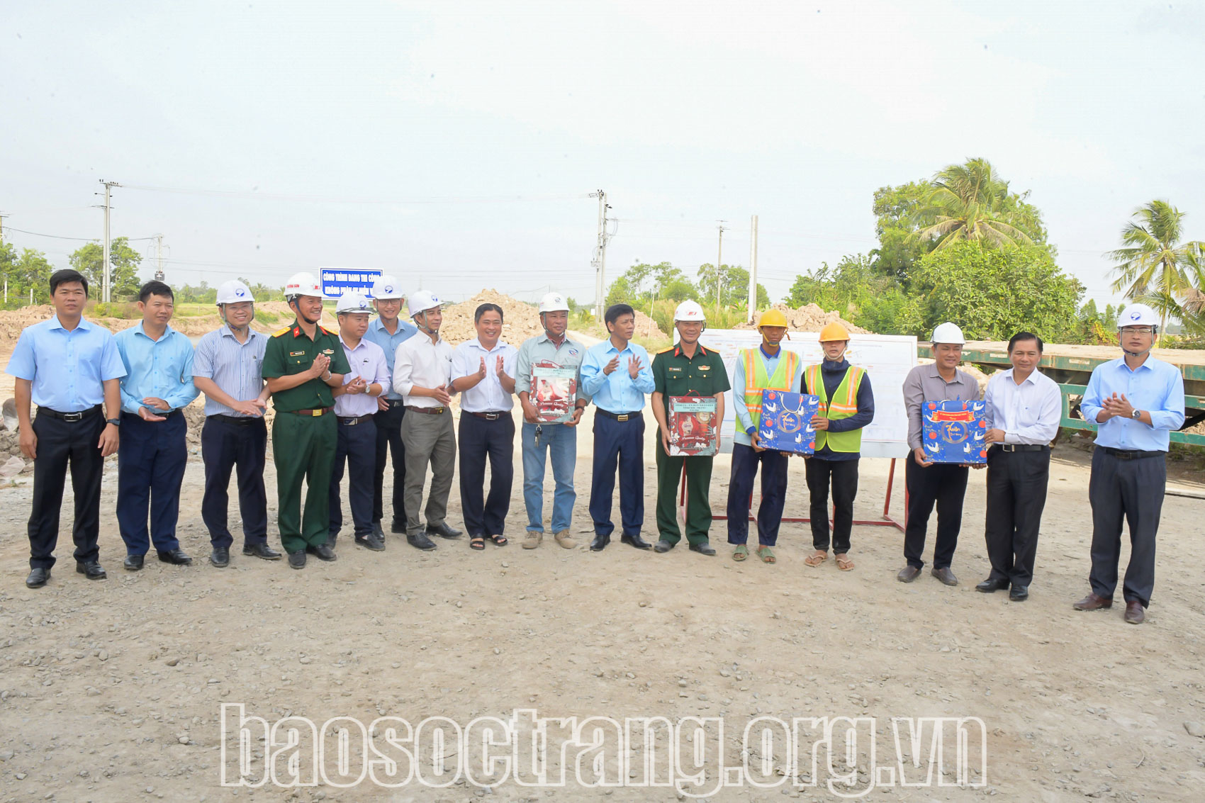 Lãnh đạo tỉnh tặng quà và chúc Tết cho cán bộ, công nhân đang thi công trên công trình cao tốc Châu Đốc - Cần Thơ - Sóc Trăng, tại vị trí cầu 34, thuộc ấp An Hòa 2, xã Thạnh Thới An, huyện Trần Đề (Sóc Trăng) do Tổng Công ty Xây dựng Trường Sơn và Công ty Trách nhiệm hữu hạn Xây dựng Sanaco thi công. Ảnh: CHÍ BẢO