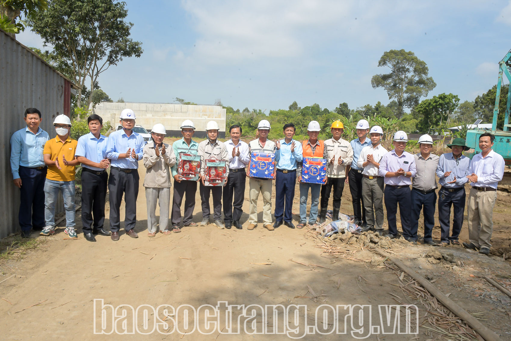 Lãnh đạo tỉnh tặng quà Tết cho cán bộ, công nhân đang thi công trên công trình cao tốc Châu Đốc - Cần Thơ - Sóc Trăng, vị trí cầu 22 vượt Quốc lộ 1A, thuộc địa bàn xã Đại Tâm, huyện Mỹ Xuyên (Sóc Trăng) do Công ty Cổ phần Tập đoàn Đạt Phương đang thi công. Ảnh: CHÍ BẢO