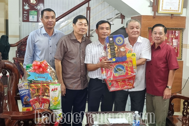 Đoàn cán bộ tỉnh thăm, chúc Tết cán bộ hưu trí tại huyện Trần Đề
