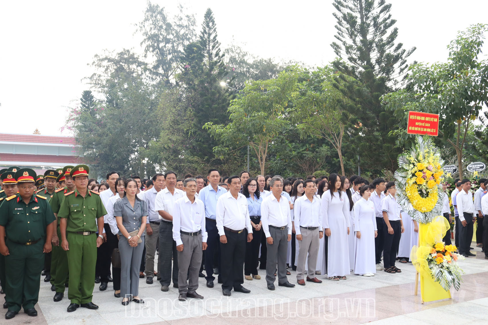 Lãnh đạo huyện Kế Sách viếng Nghĩa trang liệt sĩ huyện