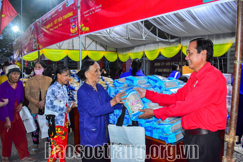 Tặng 500 phần quà tại chương trình Tết Nhân ái - Tết yêu thương