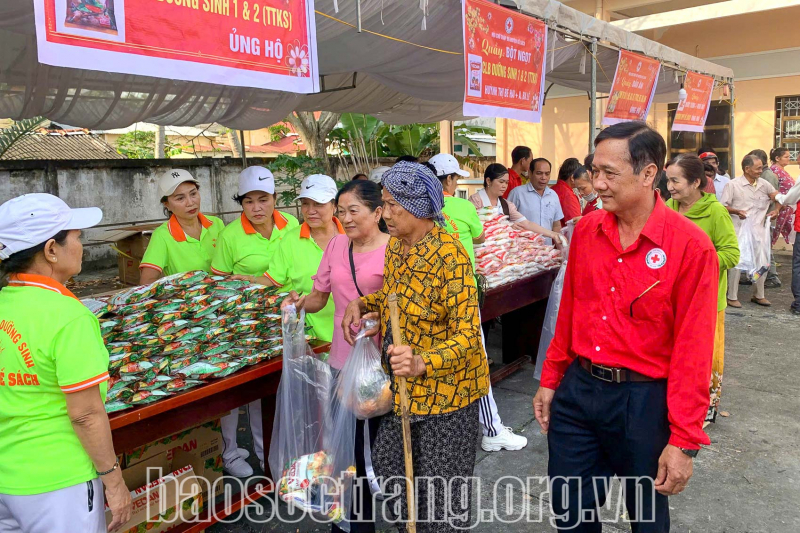 Tặng 700 phần quà tại phiên “Chợ 0 đồng”