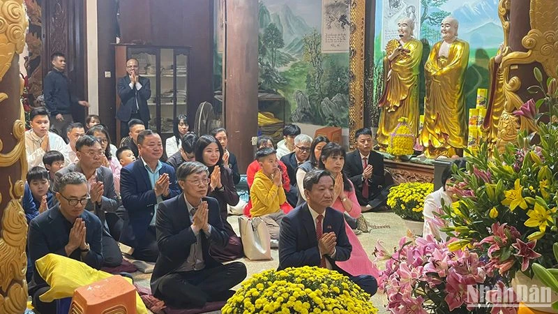 Người Việt tại Lào đi lễ chùa trong đêm giao thừa