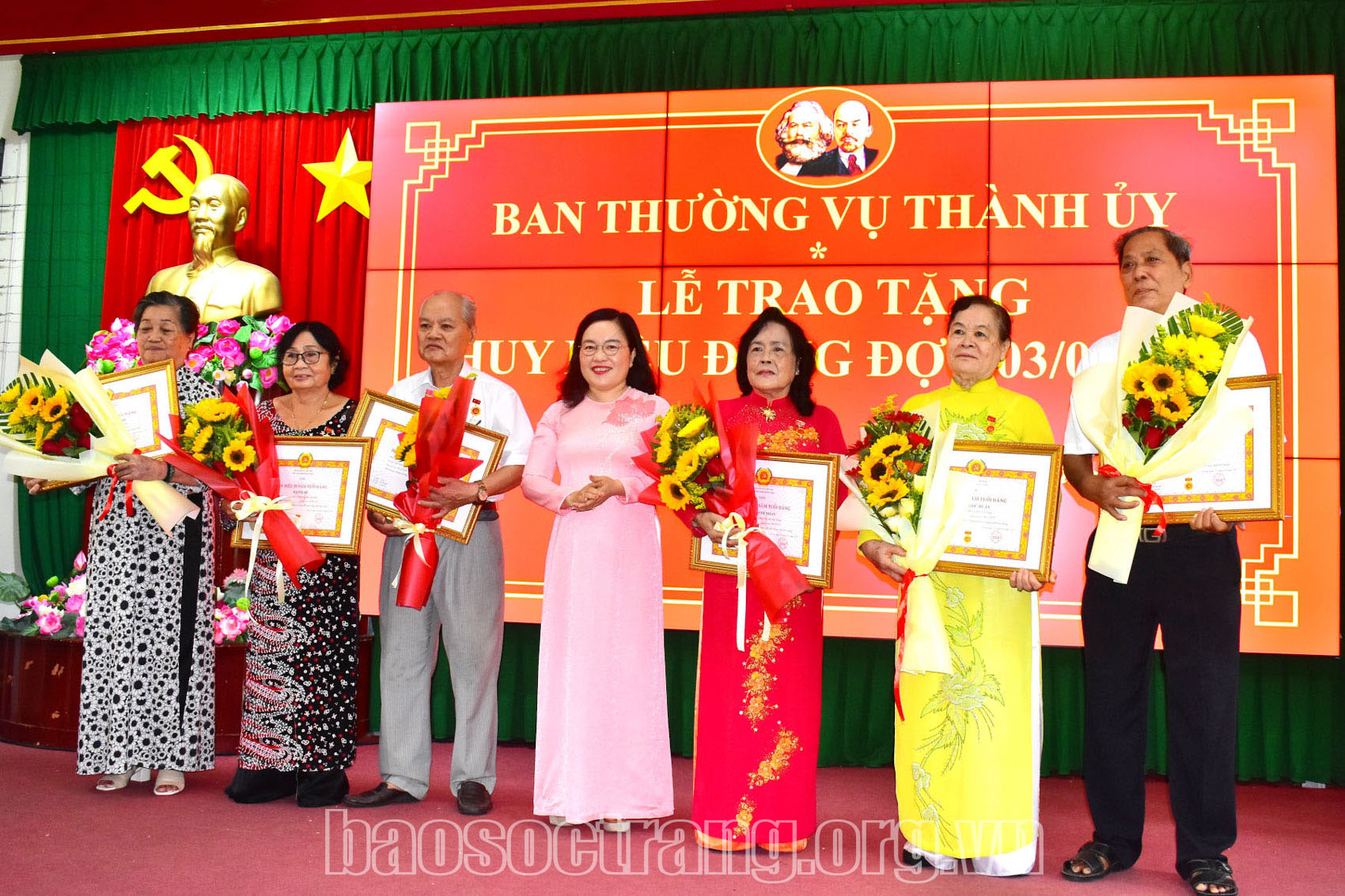 Thành ủy Sóc Trăng trao Huy hiệu Đảng đợt 3/2/2025 cho 22 đồng chí