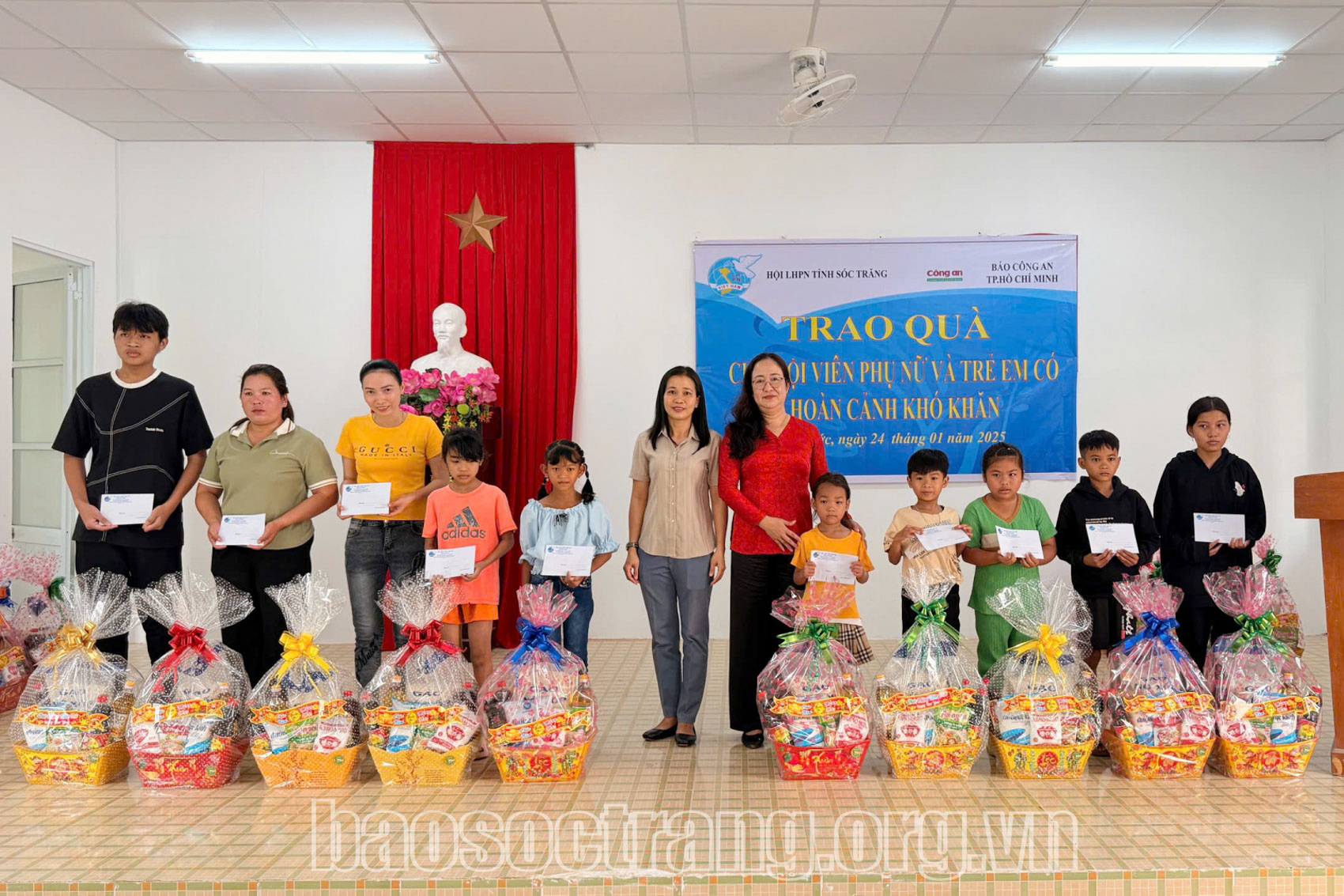 Hội Liên hiệp Phụ nữ tỉnh Sóc Trăng: Trao 50 phần quà cho hội viên phụ nữ và trẻ em có hoàn cảnh khó khăn trên địa bàn thị xã Vĩnh Châu