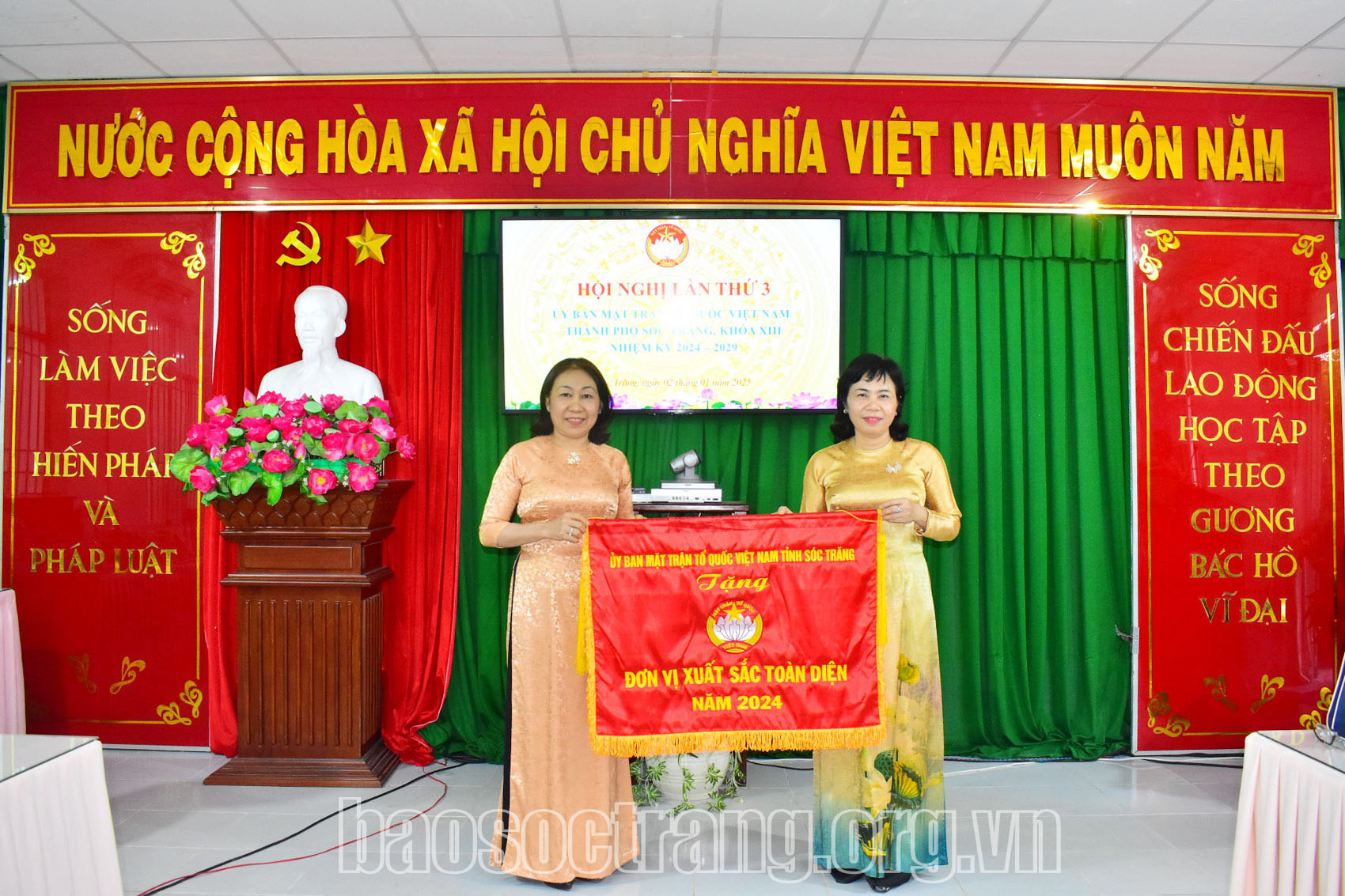 Ủy ban MTTQ Việt Nam thành phố Sóc Trăng nhận cờ thi đua xuất sắc toàn diện năm 2024