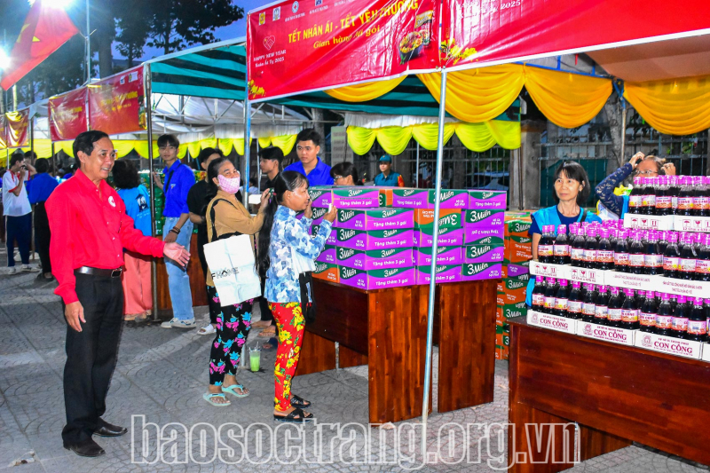 Chung tay mang Tết ấm đến với người nghèo