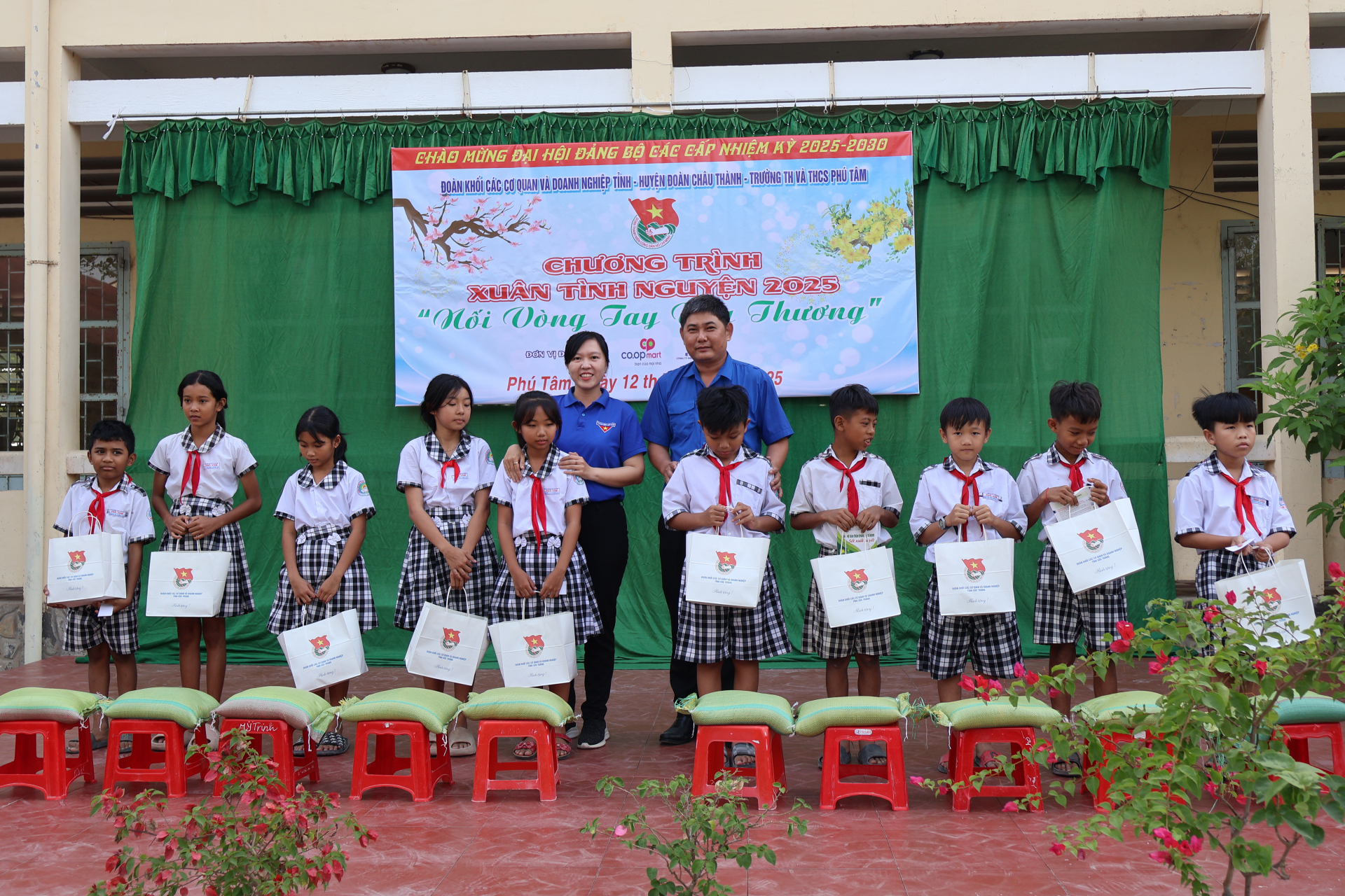 Xuân tình nguyện - Nối vòng tay yêu thương