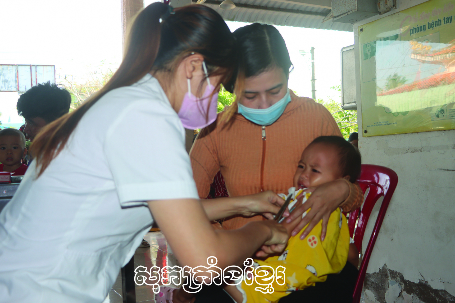 កម្មាភិបាលពេទ្យឃុំធ្វឹងហ៊ឹង ស្រុកមីទូកំពុងពិនិត្យសុខភាពឱ្យកុមារ។