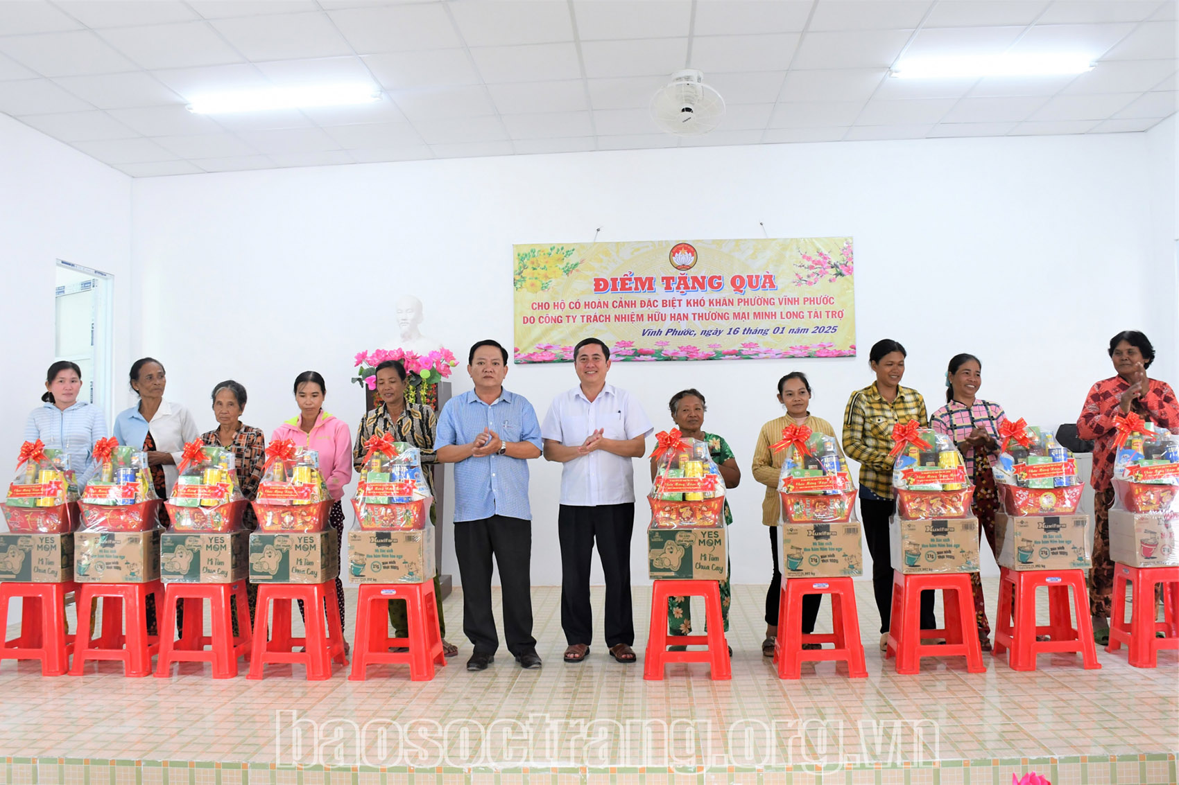 Tặng quà Tết cho hộ dân có hoàn cảnh đặc biệt khó khăn ở thị xã Vĩnh Châu