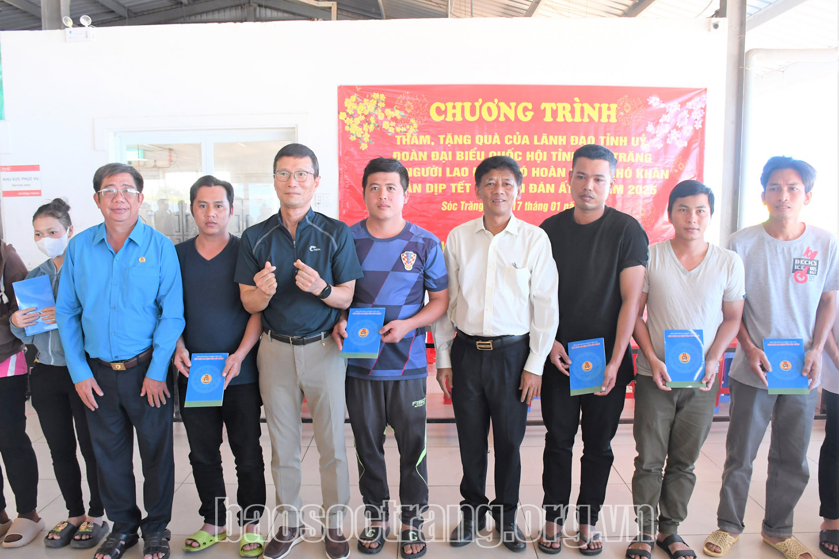 Tặng 100 phần quà cho đoàn viên, người lao động