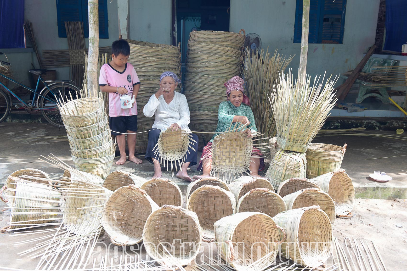 Đời sống các hộ dân ở làng nghề đan đát ở ấp Phước Quới, xã Phú Tân, huyện Châu Thành (Sóc Trăng) sung túc hơn khi sản phẩm làm ra có hợp tác xã thu mua. Ảnh: CHÍ BẢO