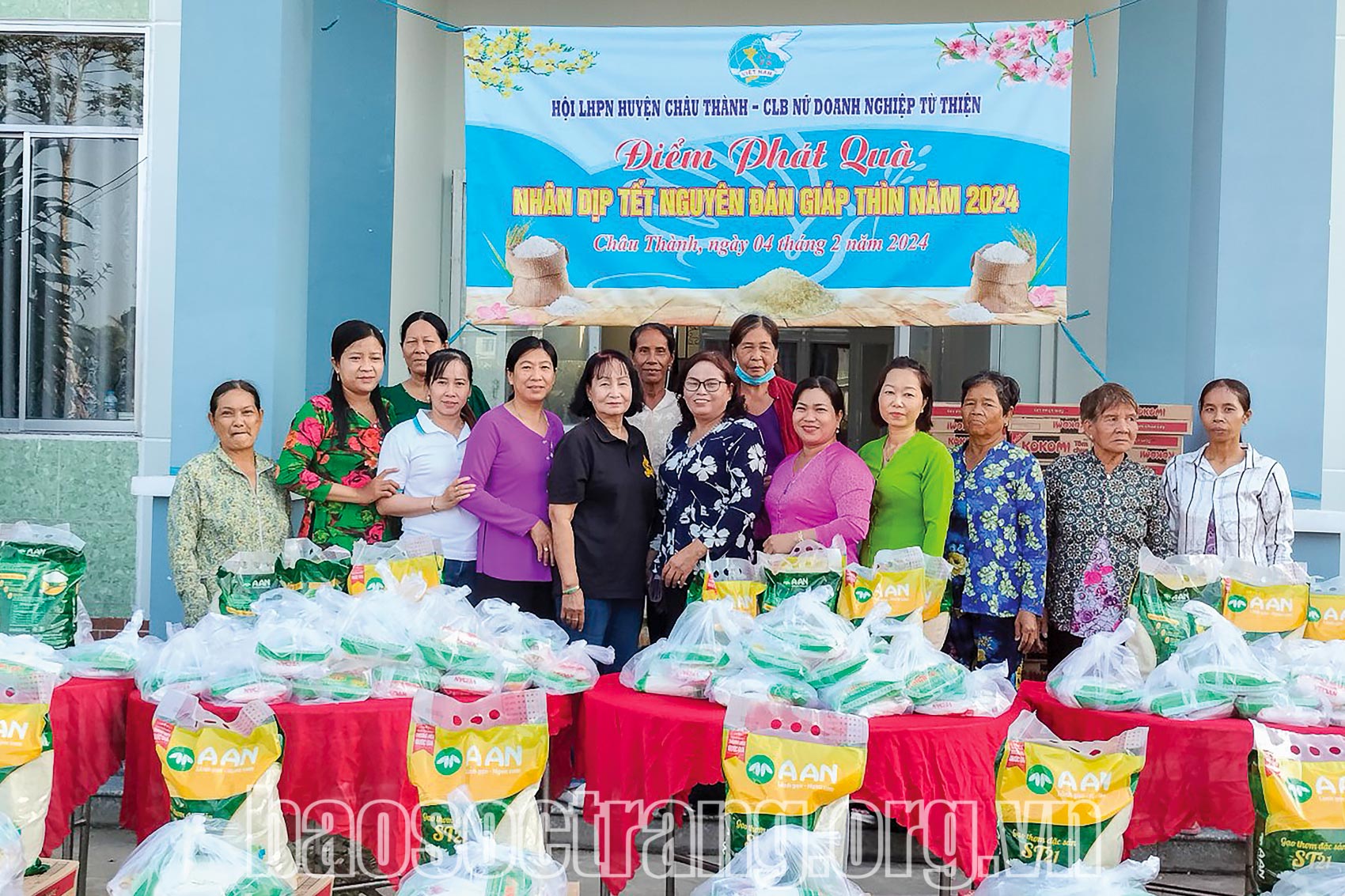 Chị Châu Hồng Hoa - Chủ tịch Hội Liên hiệp Phụ nữ huyện Châu Thành (Sóc Trăng) liên tục trên 10 năm vận động, kết nối hỗ trợ quà Tết cho người nghèo. Ảnh: SỚM MAI