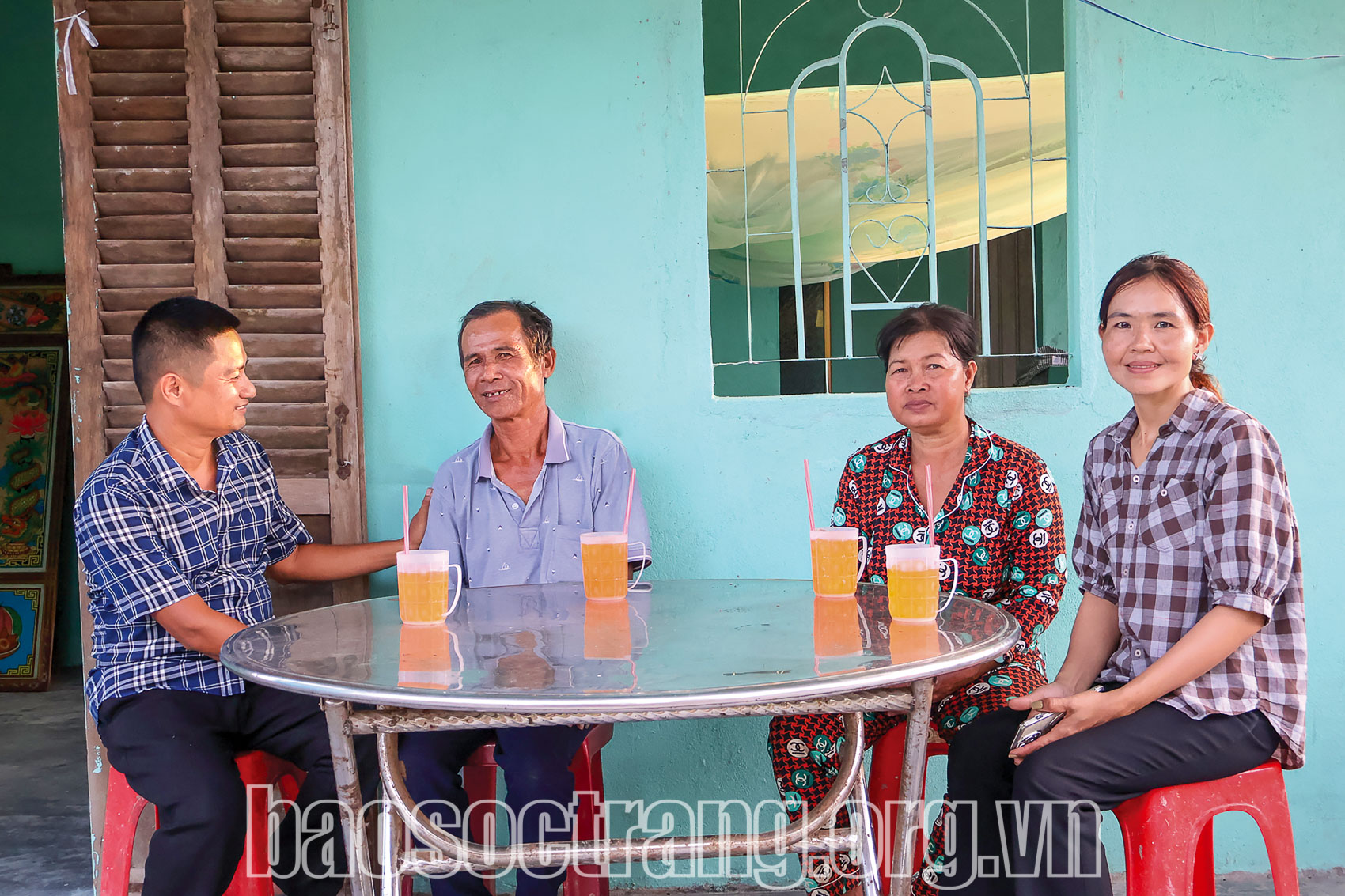 Vợ chồng anh Huỳnh Việt Trung (bìa trái) và chị Phạm Thúy Liễu (bìa phải) ở ấp Long Hòa, xã Tân Long, thị xã Ngã Năm (Sóc Trăng) tặng căn nhà cho hàng xóm. Ảnh: SỚM MAI