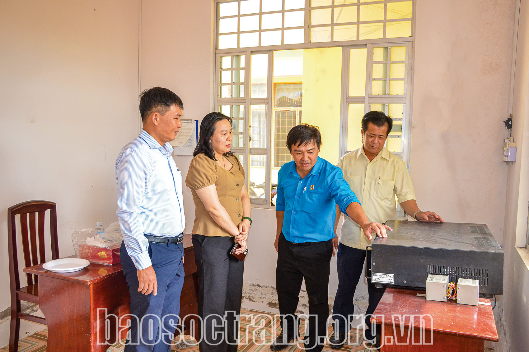 Giám sát về hệ thống truyền thanh cơ sở. Ảnh: SONG LÊ