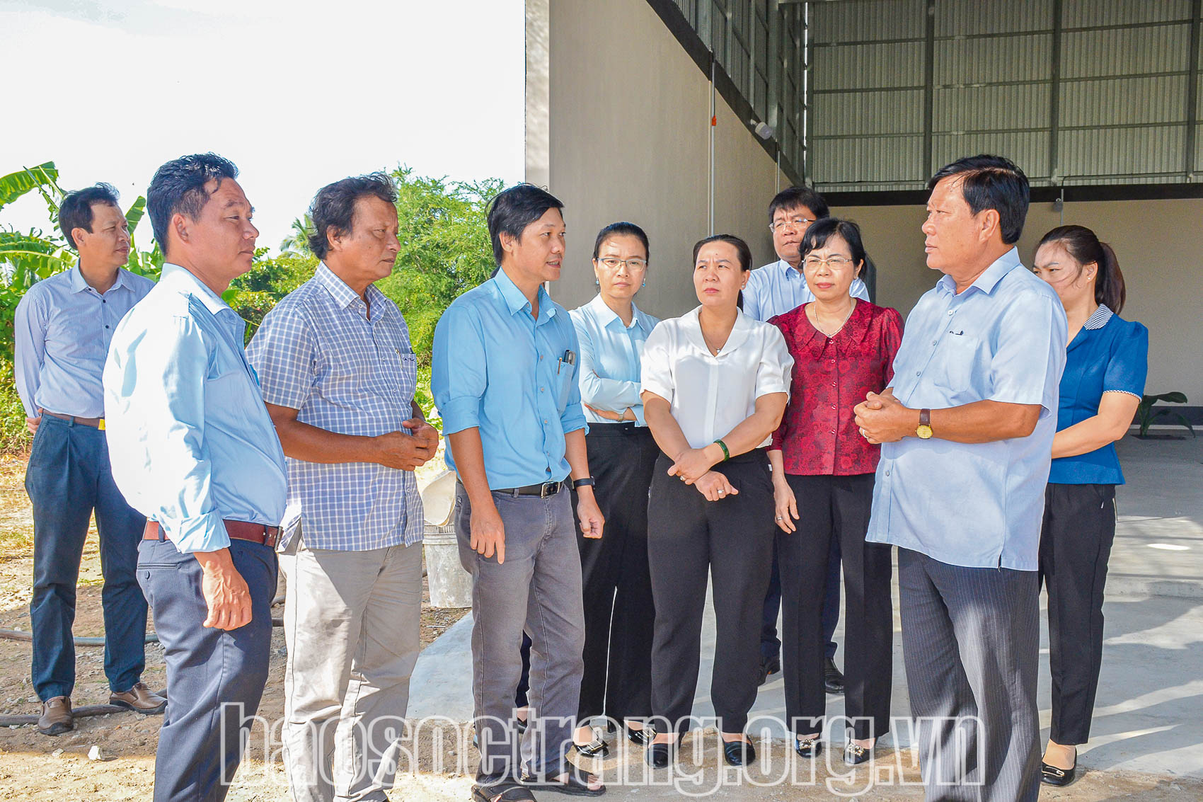 Thường trực HĐND tỉnh Sóc Trăng trao đổi với chính quyền địa phương về kết quả giải quyết kiến nghị cử tri trên địa bàn. Ảnh: SONG LÊ