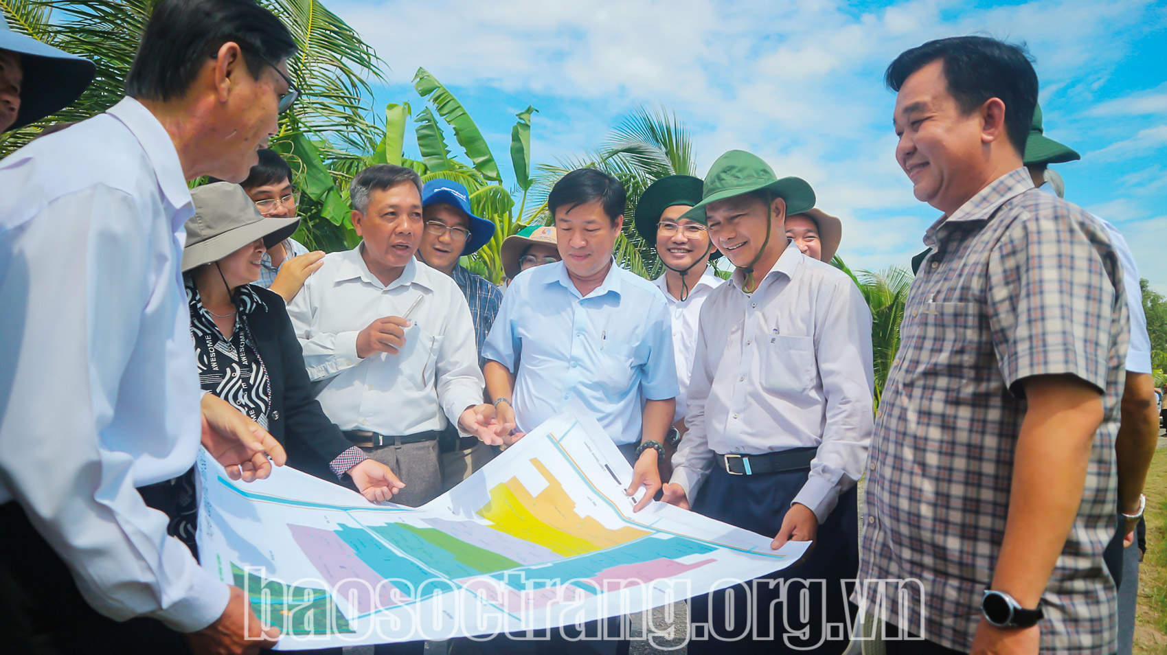 Chủ tịch UBND tỉnh Sóc Trăng Trần Văn Lâu trong lần khảo sát, kiểm tra các công trình, dự án trên địa bàn tỉnh. Ảnh: QUANG BÌNH