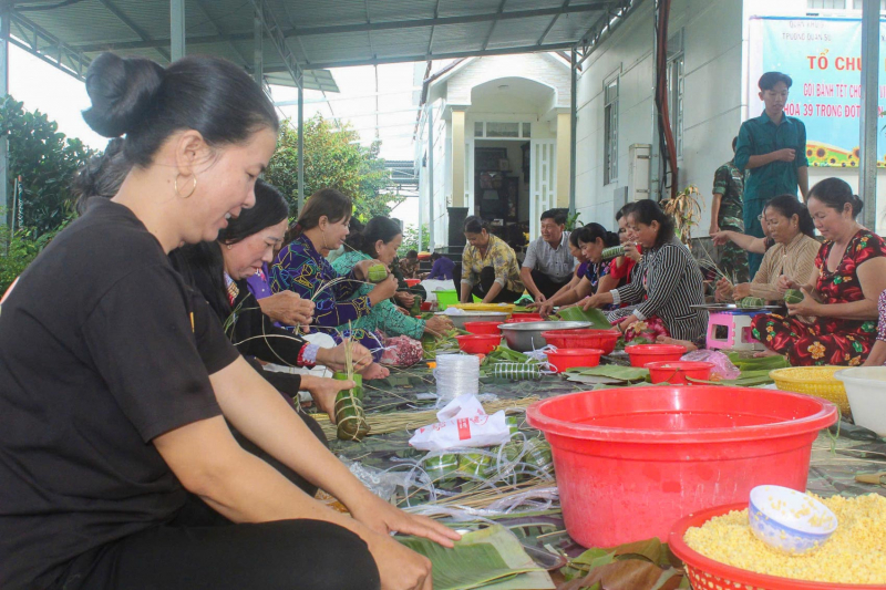 Gói bánh tét ngày Tết