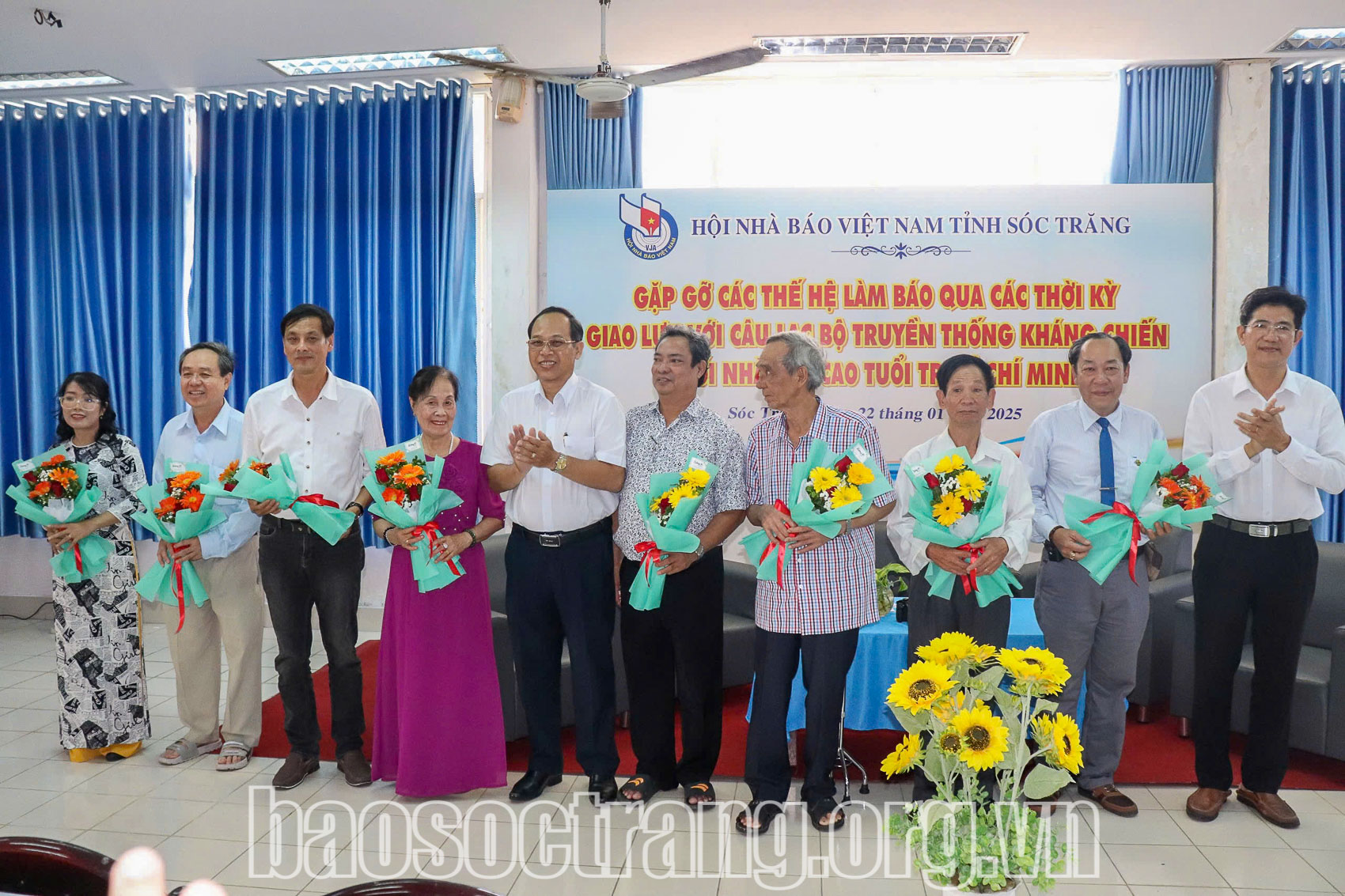 Lãnh đạo Ban Tuyên giáo Tỉnh ủy tặng hoa cho các thế hệ nhà báo. Ảnh: Ngọc Nhân