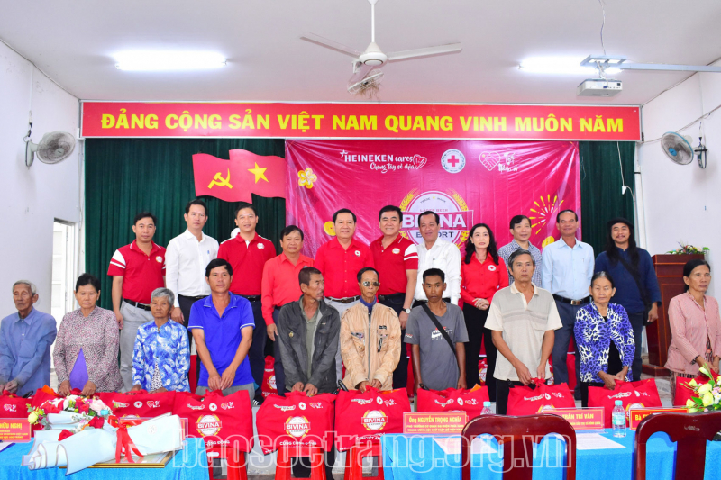 Tặng 200 phần quà “Tết Nhân ái” xuân Ất Tỵ năm 2025 tại xã Vĩnh Hải