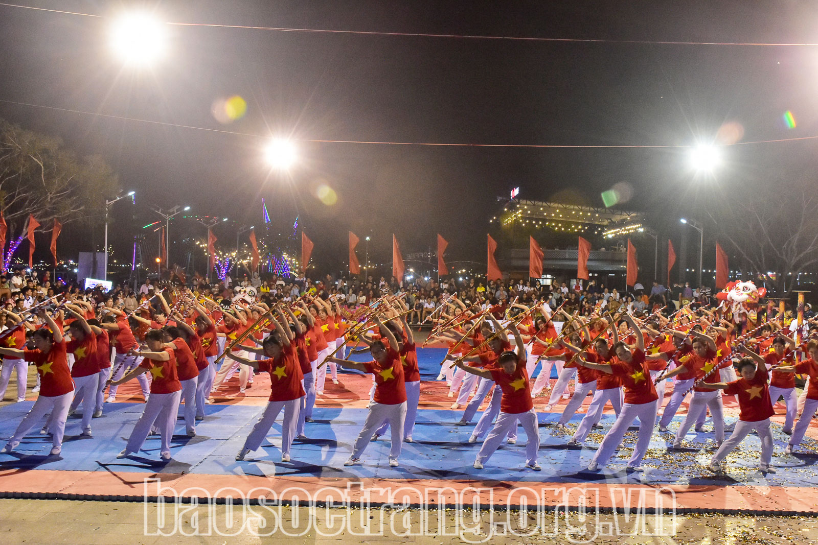 Đồng diễn thể dục dưỡng sinh. Ảnh: THẠCH PÍCH