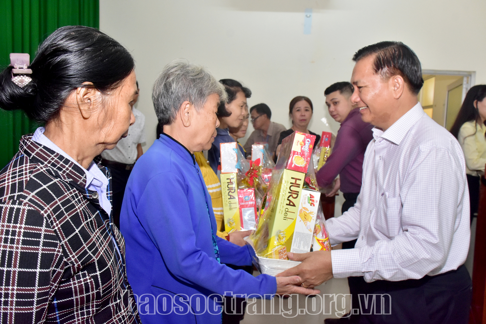 Đoàn đi kiểm tra công tác xây dựng nhà ở và trao quà tết Ất Tỵ cho hộ nghèo, hộ cận nghèo