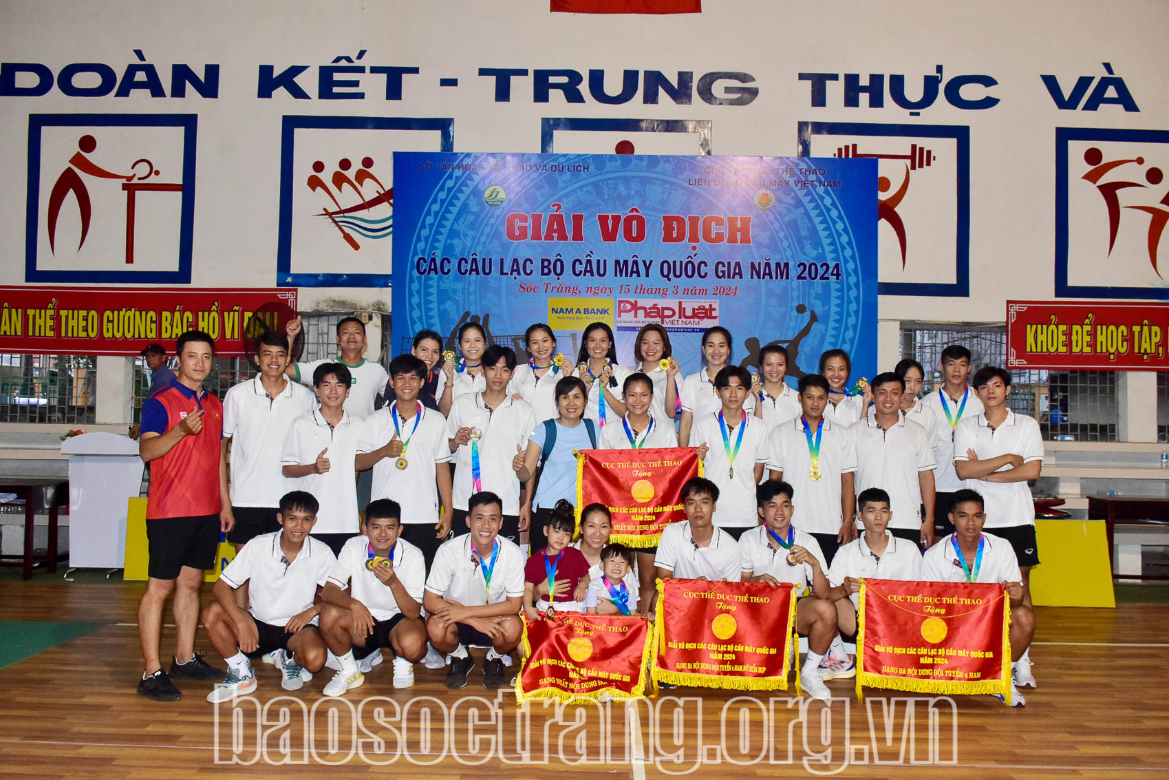 Các tuyển thủ cầu mây nam, nữ Sóc Trăng vui mừng khi giành ngôi vô địch tại Giải vô địch các câu lạc bộ cầu mây quốc gia năm 2024. 
Ảnh: PON LƯ