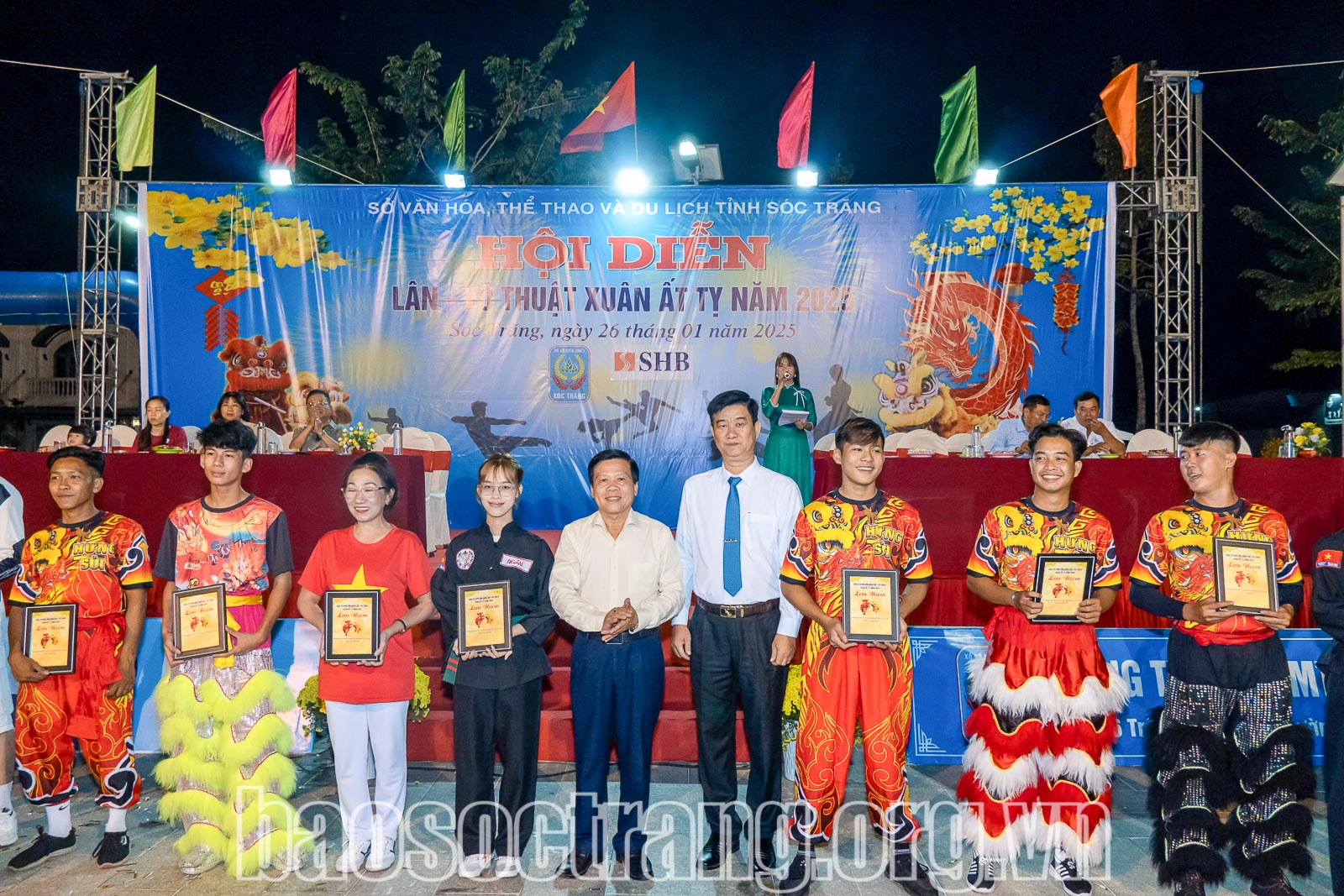 Lãnh đạo Sở Văn hóa, Thể thao và Du lịch trao bảng lưu niệm cho các đơn vị, câu lạc bộ tham dự khai mạc. Ảnh: THẠCH PÍCH