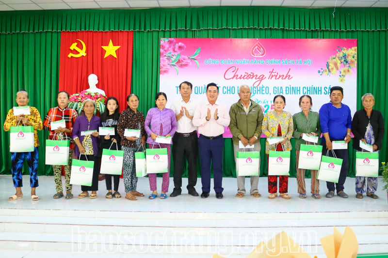 Công đoàn Ngân hàng Chính sách xã hội trao quà Tết cho hộ nghèo và gia đình chính sách