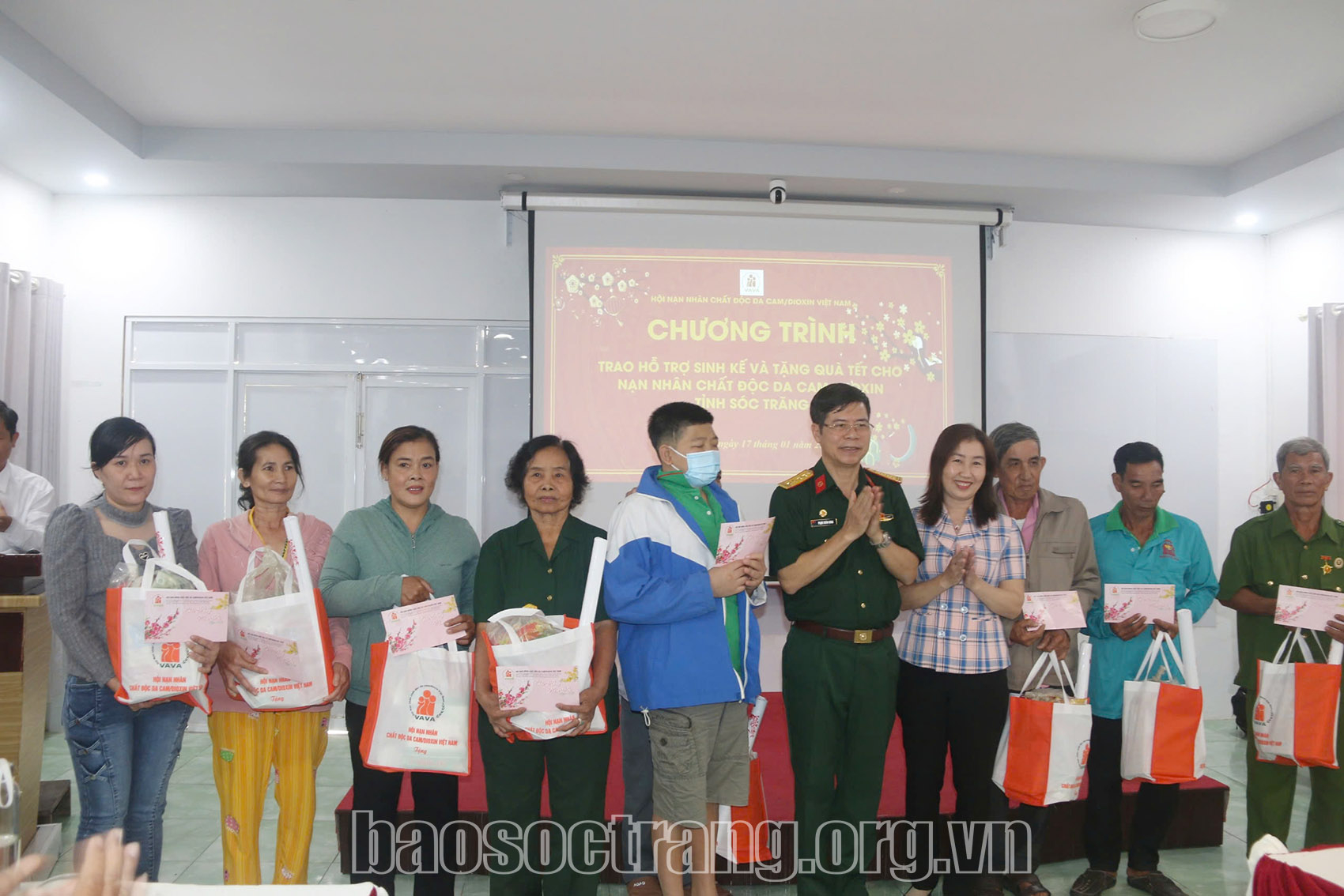 Trao quà Tết và vốn sinh kế cho nạn nhân chất độc da cam, người khuyết tật