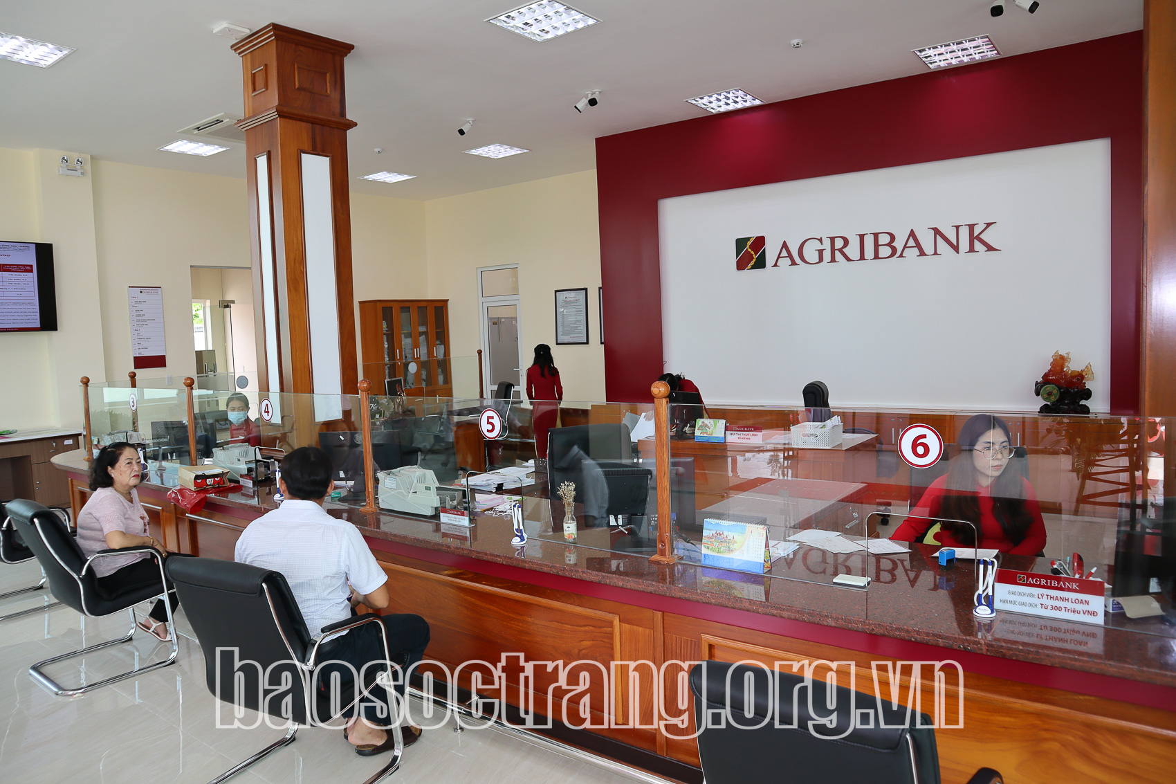 Quyết liệt bảo vệ người tiêu dùng trong giao dịch ngân hàng