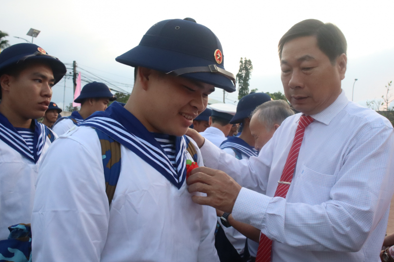 Thanh niên Trần Đề hăng hái lên đường nhập ngũ năm 2025