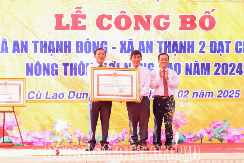 2 xã của Cù Lao Dung đón nhận bằng đạt chuẩn xã nông thôn mới nâng cao