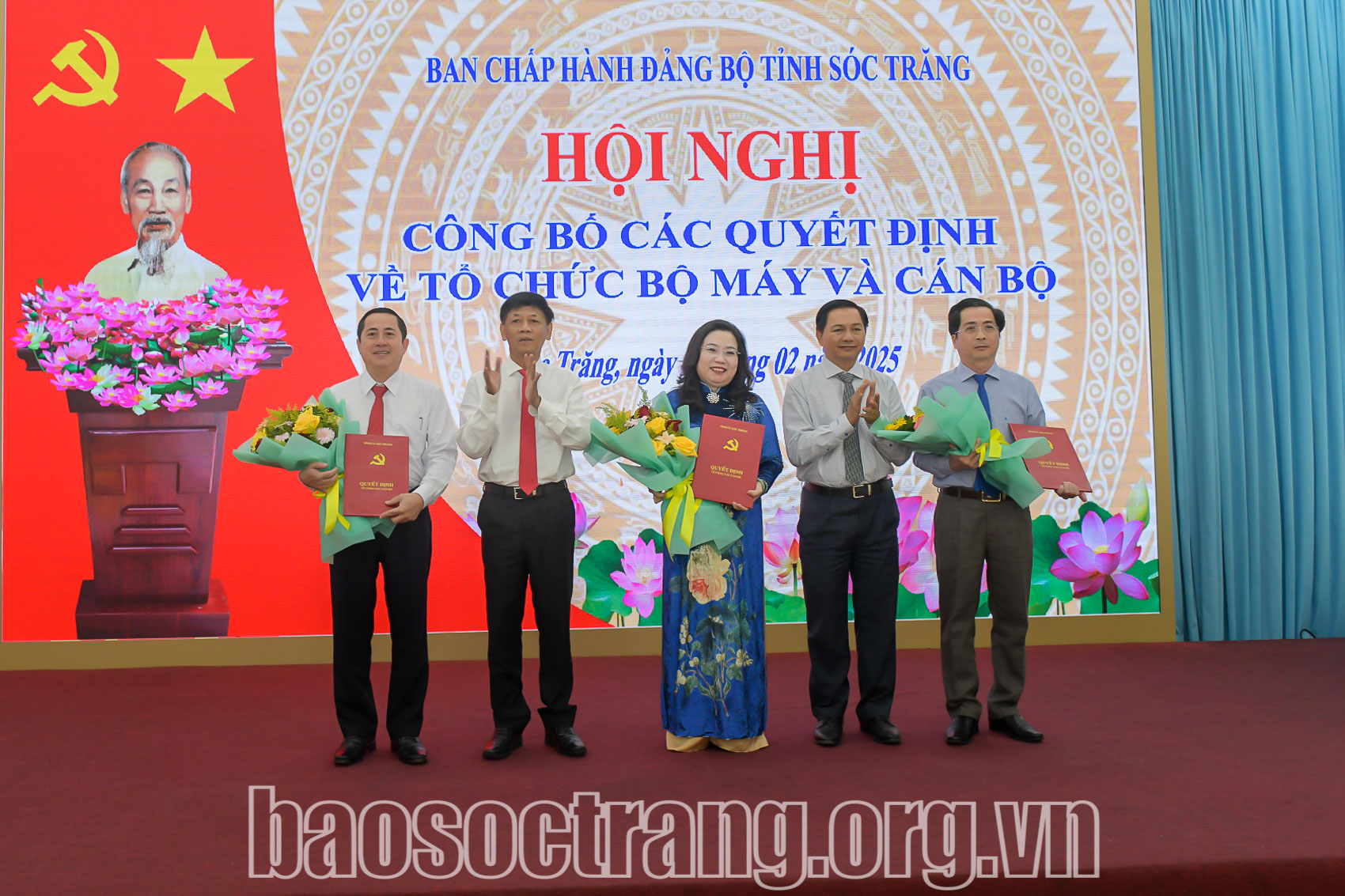 Đồng chí Lâm Văn Mẫn - Ủy viên Trung ương Đảng, Bí thư Tỉnh ủy, Trưởng Đoàn đại biểu Quốc hội tỉnh trao quyết định cho Thường trực Đảng ủy các cơ quan Đảng tỉnh. Ảnh: CHÍ BẢO