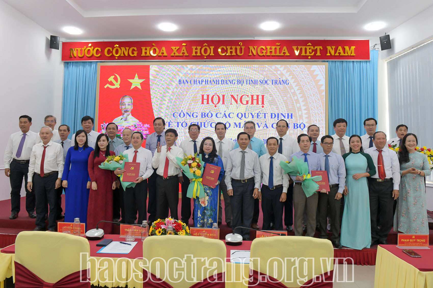 Lãnh đạo tỉnh chụp ảnh với tập thể Ban Chấp hành Đảng bộ các cơ quan Đảng tỉnh Sóc Trăng. Ảnh CHÍ BẢO