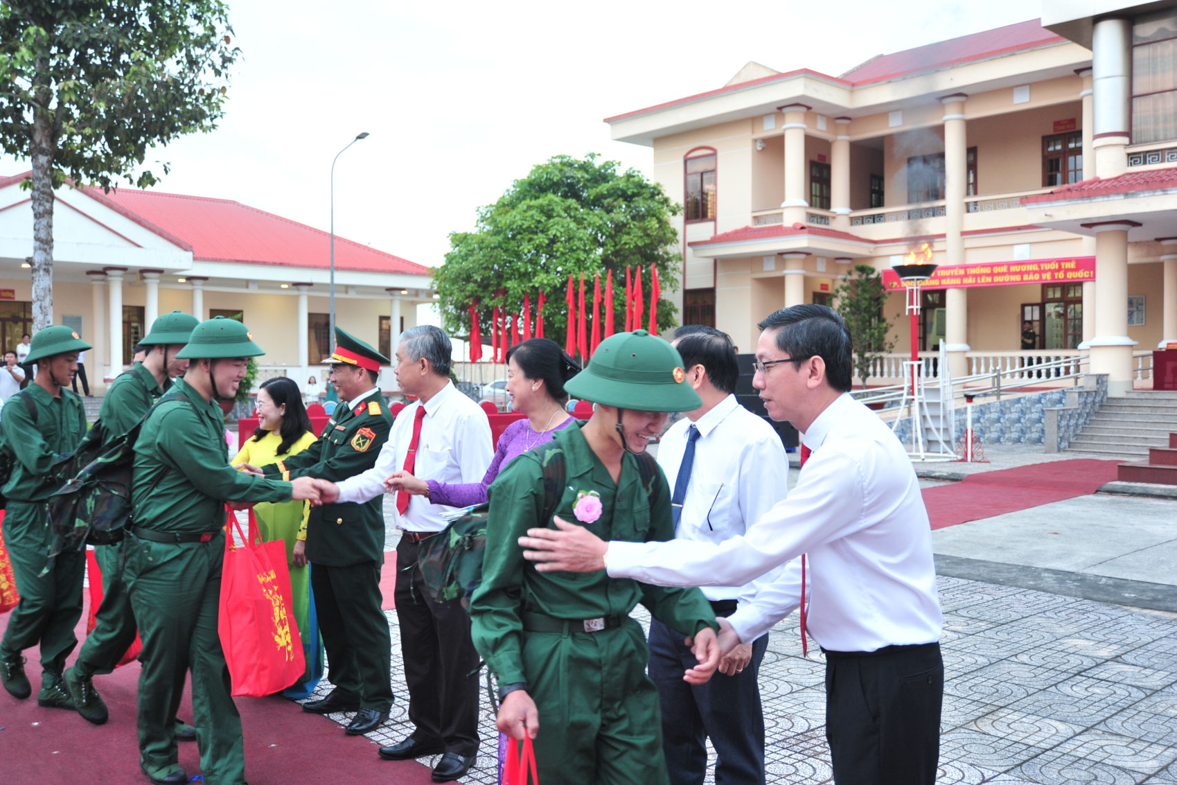 152 thanh niên ưu tú thành phố Sóc Trăng phấn khởi lên đường tòng quân, bảo vệ Tổ quốc