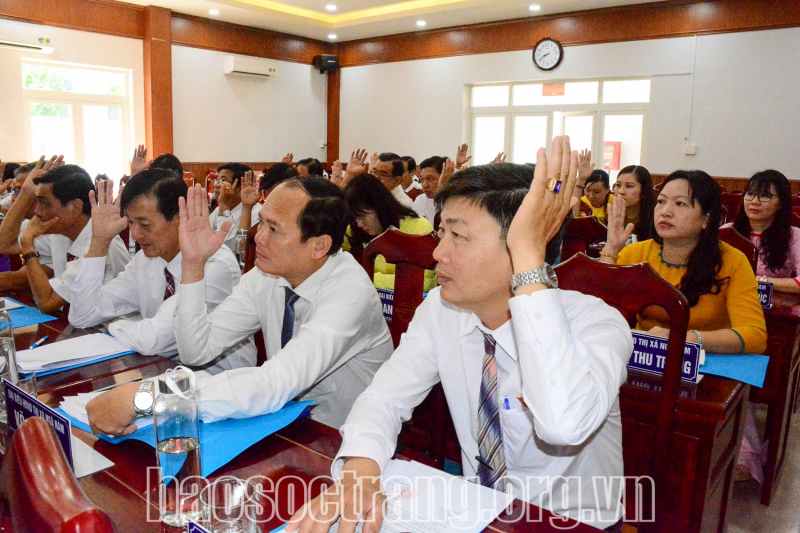 Thông qua tờ trình, báo cáo và 5 dự thảo nghị quyết