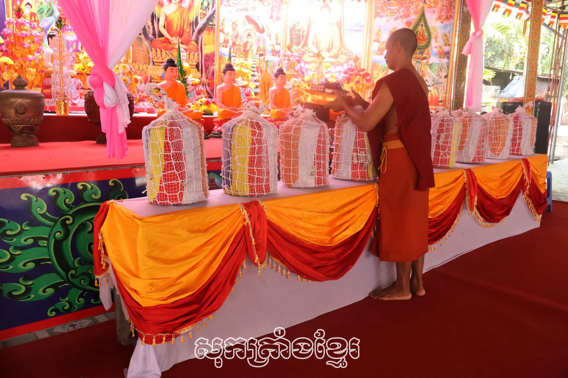 ព្រះសង្ឃកំពុងរៀបចំតុបតែងនៅមហាសាលបំពេញកុសល។