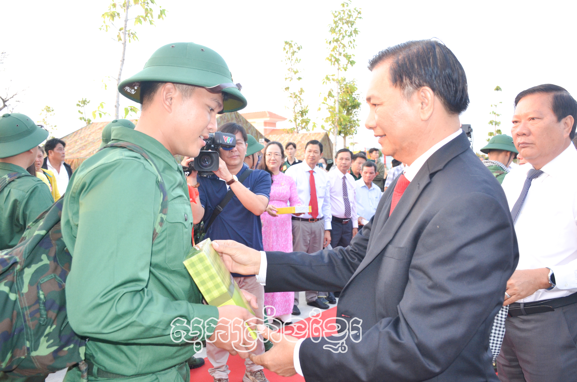 ត្រឹងវ៉ាំងឡូវ-អនុលេខាបក្សខេត្ត ប្រធានគណៈកម្មាធិការប្រជាជនខេត្តសុកត្រាំង លើកទឹកចិត្តកងទ័ពថ្មីមុនពេលទៅចូលបម្រើកងទ័ព។