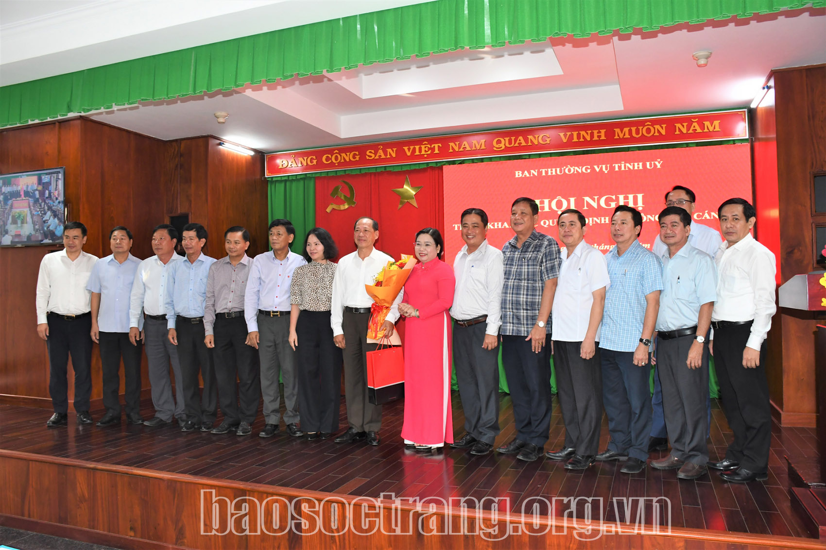 Trao quyết định nghỉ hưu trước tuổi cho cán bộ thuộc diện Ban Thường vụ Tỉnh ủy quản lý