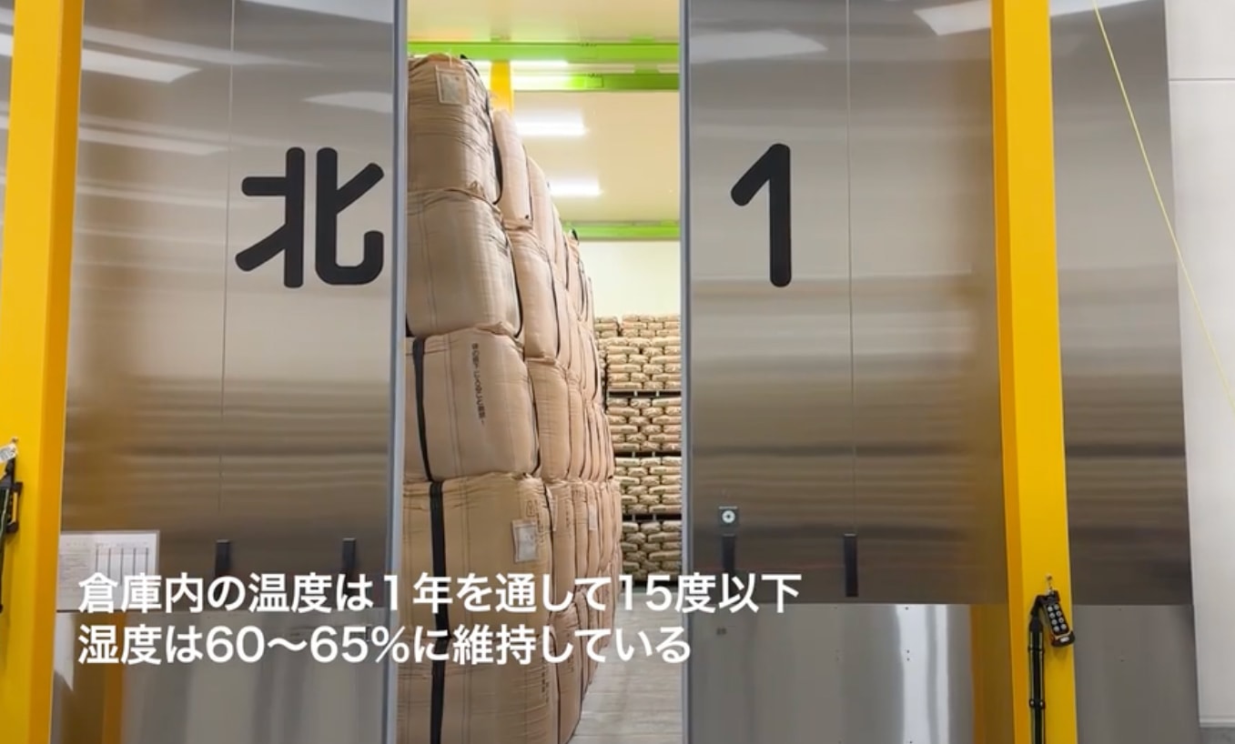 Cửa kho gạo được thiết kế đặc biệt. Ảnh chụp truyền hình Mainichi