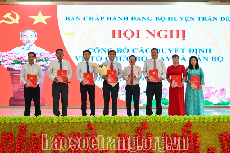 Ban Thường vụ Huyện ủy Trần Đề công bố các quyết định về tổ chức bộ máy và cán bộ