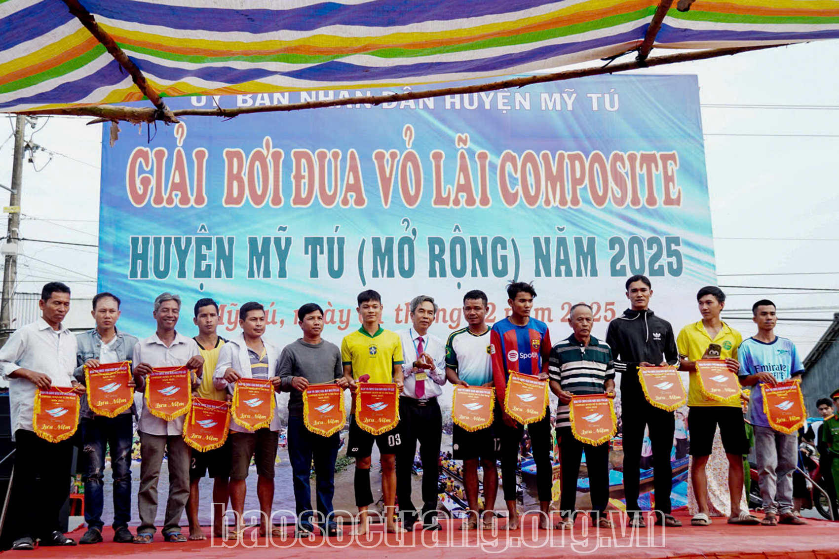 Giải bơi đua vỏ lãi composite huyện Mỹ Tú mở rộng: Có 92 đội trong và ngoài tỉnh tham gia tranh tài