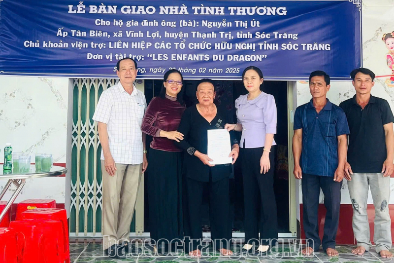 Liên hiệp các tổ chức hữu nghị tỉnh Sóc Trăng bàn giao nhà tình thương tại xã Vĩnh Lợi